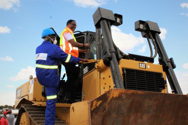 chakwera-in-yellow-orange-reflector-gets-into-a-dozzer-to-test-the-construction-equipment-pic-by-kondwani-magombo-manaD65DA441-FCDF-9CDA-0130-214FFF99ECEE.jpg